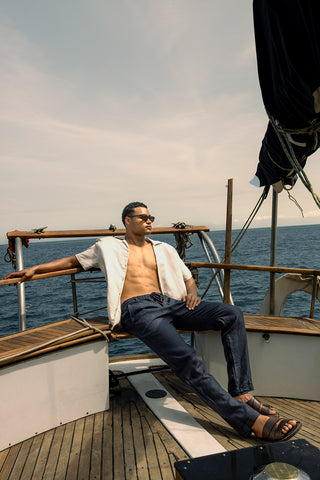 Îlot Colombia, Camisa blanca y Pantalón Cabo azul para hombre, Verano, Playa, Ropa de hombre, Gafas, Sandalias negras, Accesorios hombre