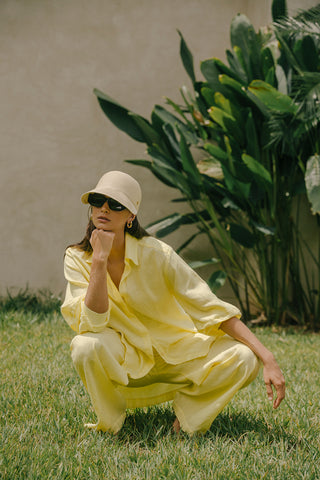 Touché Colombia, Balneaire, Camisa manga larga amarillo, Pantalón amarillo, Ropa de playa mujer, Gorra, Gafas, Verano, Playa, Vacaciones