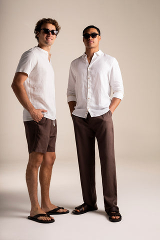 Îlot Colombia, Camisa bora bora blanca, Pantalón café, Sandalias café, Gafas, Camiseta blanca y Shorts café para hombre, Verano, Playa, Ropa de hombre
